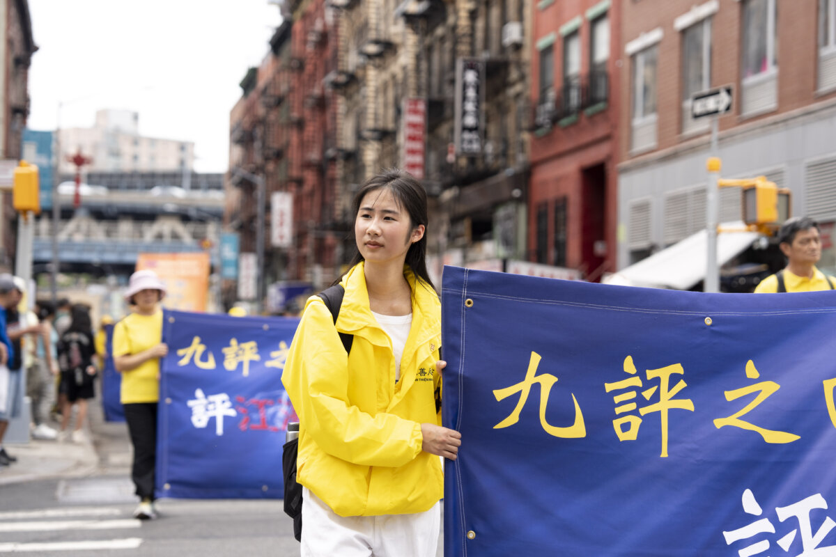 Các học viên Pháp Luân Công diễn hành kêu gọi chấm dứt cuộc bức hại kéo dài suốt 25 năm qua của Đảng Cộng sản Trung Quốc nhắm vào môn tu luyện này, tại Thành phố New York, hôm 20/07/2024. (Ảnh: Samira Bouaou/The Epoch Times)