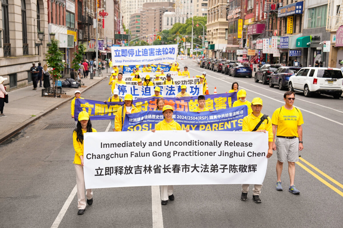 Các học viên Pháp Luân Công diễn hành kêu gọi chấm dứt cuộc bức hại kéo dài suốt 25 năm qua của Đảng Cộng sản Trung Quốc nhắm vào môn tu luyện này, tại Thành phố New York, hôm 20/07/2024. (Ảnh: Larry Dye/The Epoch Times)