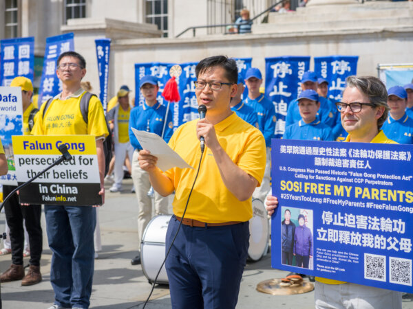 Học viên Pháp Luân Công Đinh Lạc Bân trình bày tại sự kiện đánh dấu 25 năm cuộc bức hại của ĐCSTQ tại Quảng trường Trafalgar, trung tâm London, hôm 20/07/2024. (Ảnh: Yanning Qi/The Epoch Times)
