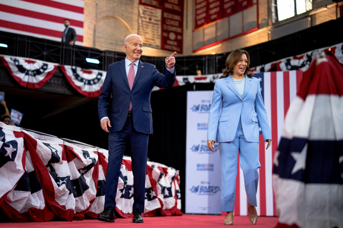 Tổng thống Joe Biden và Phó Tổng thống Kamala Harris lên sân khấu trong một cuộc vận động tranh cử tại Đại học Girard ở Philadelphia, Pennsylvania, hôm 29/05/2024. (Ảnh: Andrew Harnik/Getty Images)
