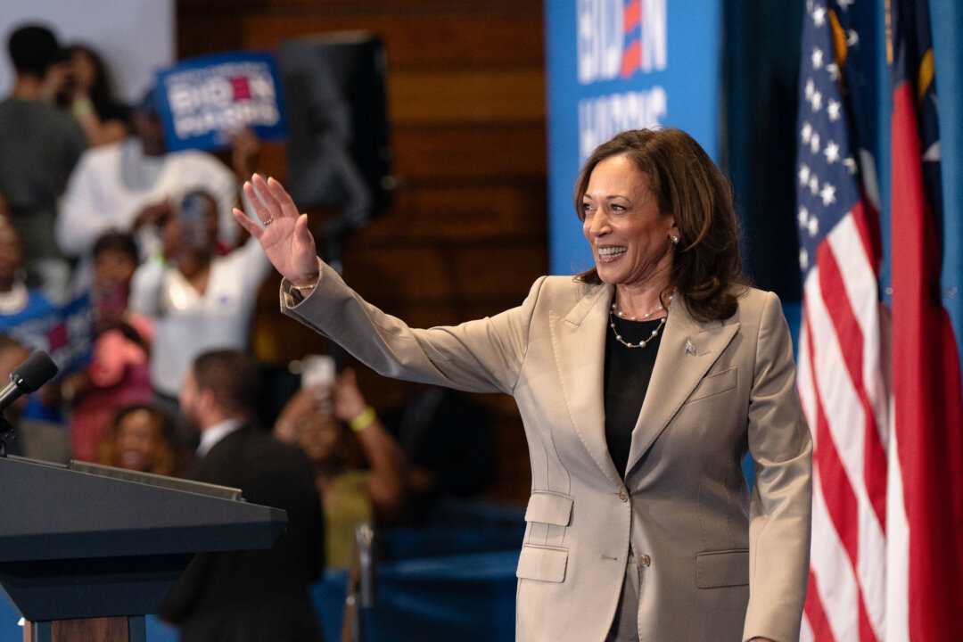 Phó Tổng thống Kamala Harris vẫy tay chào trong một sự kiện vận động tranh cử tại Trường Trung học Westover ở Fayetteville, North Carolina, hôm 18/07/2024. (Ảnh: Allison Joyce/AFP qua Getty Images)
