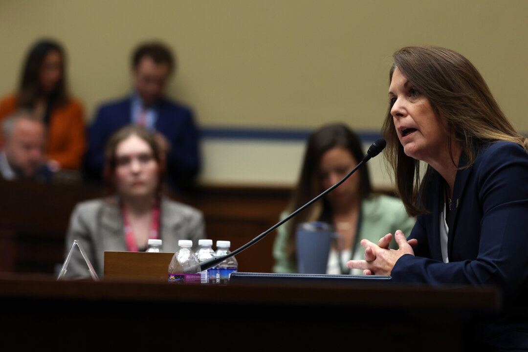 Giám đốc Sở Mật vụ Hoa Kỳ Kimberly Cheatle điều trần trước Ủy ban Giám sát và Trách nhiệm giải trình của Hạ viện trong một phiên điều trần tại Tòa nhà Quốc hội hôm 22/07/2024. (Ảnh: Justin Sullivan/Getty Images)