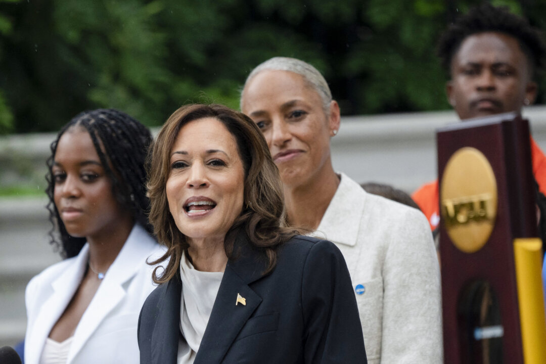 Phó Tổng thống Kamala Harris phát biểu trong sự kiện vinh danh các đội vô địch giải đấu của Hiệp hội Thể thao Đại học Quốc gia (NCAA) từ mùa giải 2023-2024, trên Bãi cỏ phía Nam của Tòa Bạch Ốc hôm 22/07/2024. (Ảnh: Brendan Smialowski/AFP qua Getty Images)