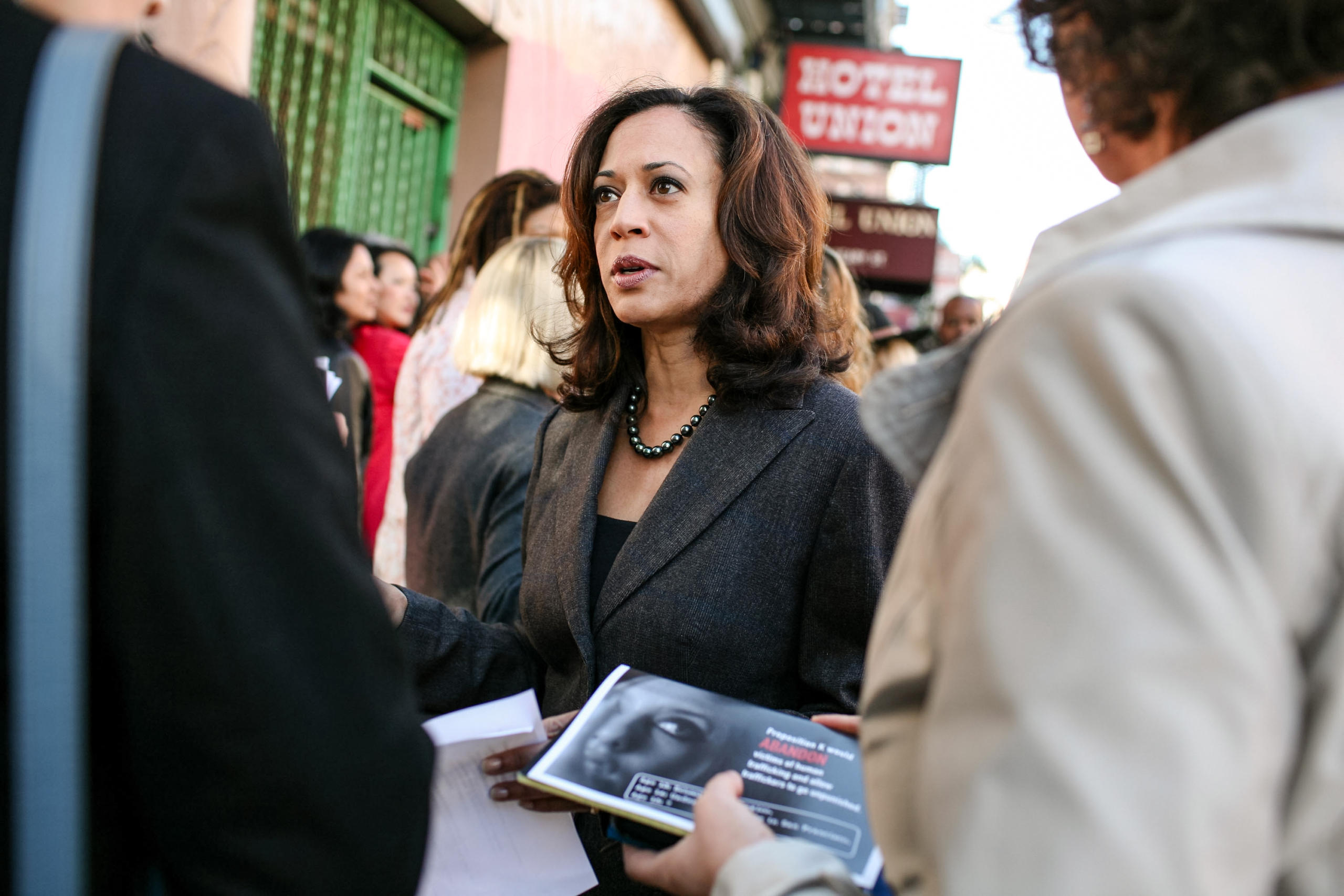 Biện lý Quận San Francisco Kamala Harris trình bày tại một cuộc họp báo ở San Francisco vào ngày 29/10/2008. (Ảnh: Justin Sullivan/Getty Images)