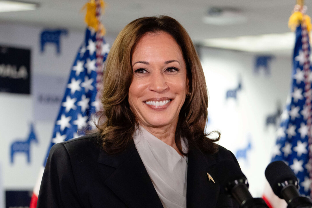 Phó Tổng thống và là ứng cử viên tổng thống của Đảng Dân Chủ Kamala Harris diễn thuyết tại trụ sở chiến dịch tranh cử của bà ở Wilmington, Delaware, hôm 22/07/2024. (Ảnh: Erin Schaff/Pool/AFP)