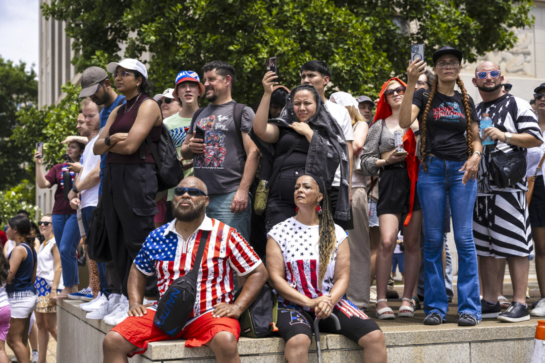 Người dân ngắm nhìn cuộc diễn hành Ngày Độc Lập Quốc gia ở Hoa Thịnh Đốn, hôm 04/07/2024. (Ảnh: Caroline Li/The Epoch Times)