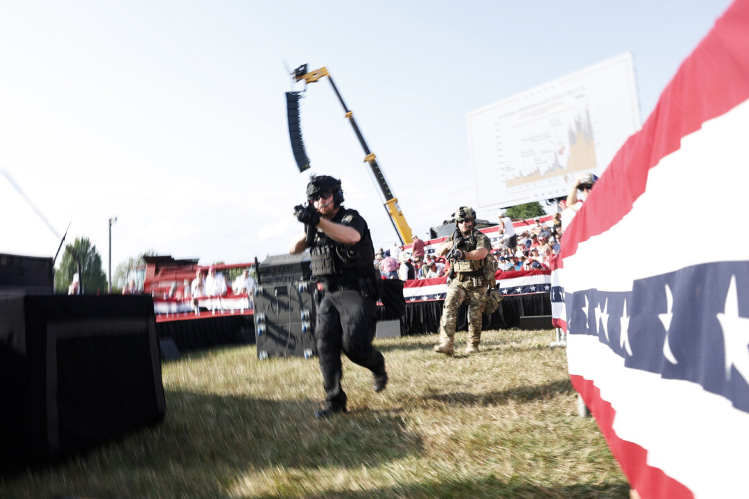 Các nhân viên chấp pháp trong cuộc vận động tranh cử hôm 13/07/2024 ở Butler, Pennsylvania. (Ảnh: Anna Moneymaker/Getty Images)