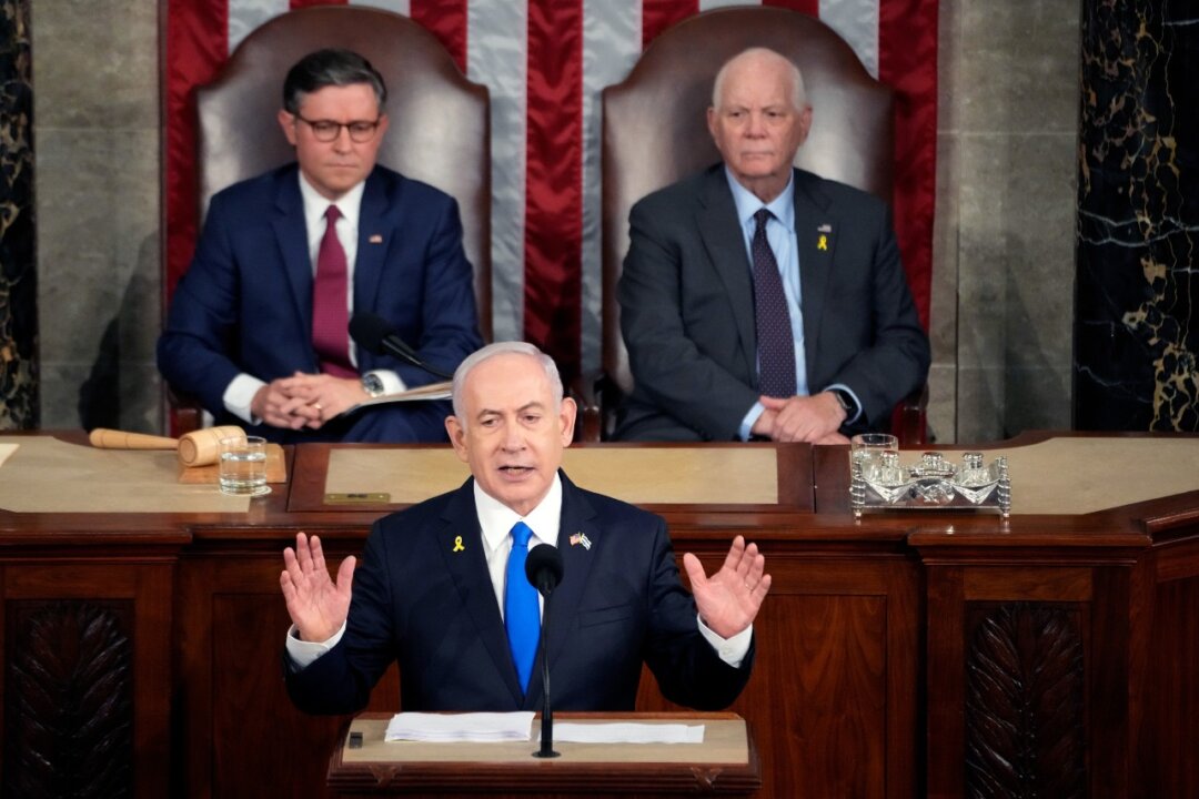 Thủ tướng Israel Benjamin Netanyahu trình bày trước cuộc họp chung của Quốc hội khi Chủ tịch Hạ viện Mike Johnson (Cộng Hòa-Louisiana) và Thượng nghị sỹ Hoa Kỳ Ben Cardin (Dân Chủ-Maryland) lắng nghe trong phòng họp của Hạ viện tại Tòa nhà Quốc hội Hoa Kỳ hôm 24/07/2024. (Ảnh: Kent Nishimura/Getty Images)