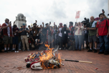 Những người biểu tình đốt quốc kỳ Mỹ bên ngoài Union Station sau bài diễn văn của Thủ tướng Israel Benjamin Netanyahu trong phiên họp chung của Quốc hội tại Hoa Thịnh Đốn hôm 24/07/2024. (Ảnh: Matthew Hatcher/AFP qua Getty Images)
