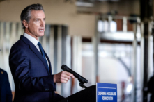 Thống đốc California Gavin Newsom trình bày tại Los Angeles, California, hôm 03/01/2023. (Ảnh: John Fredricks/The Epoch Times)