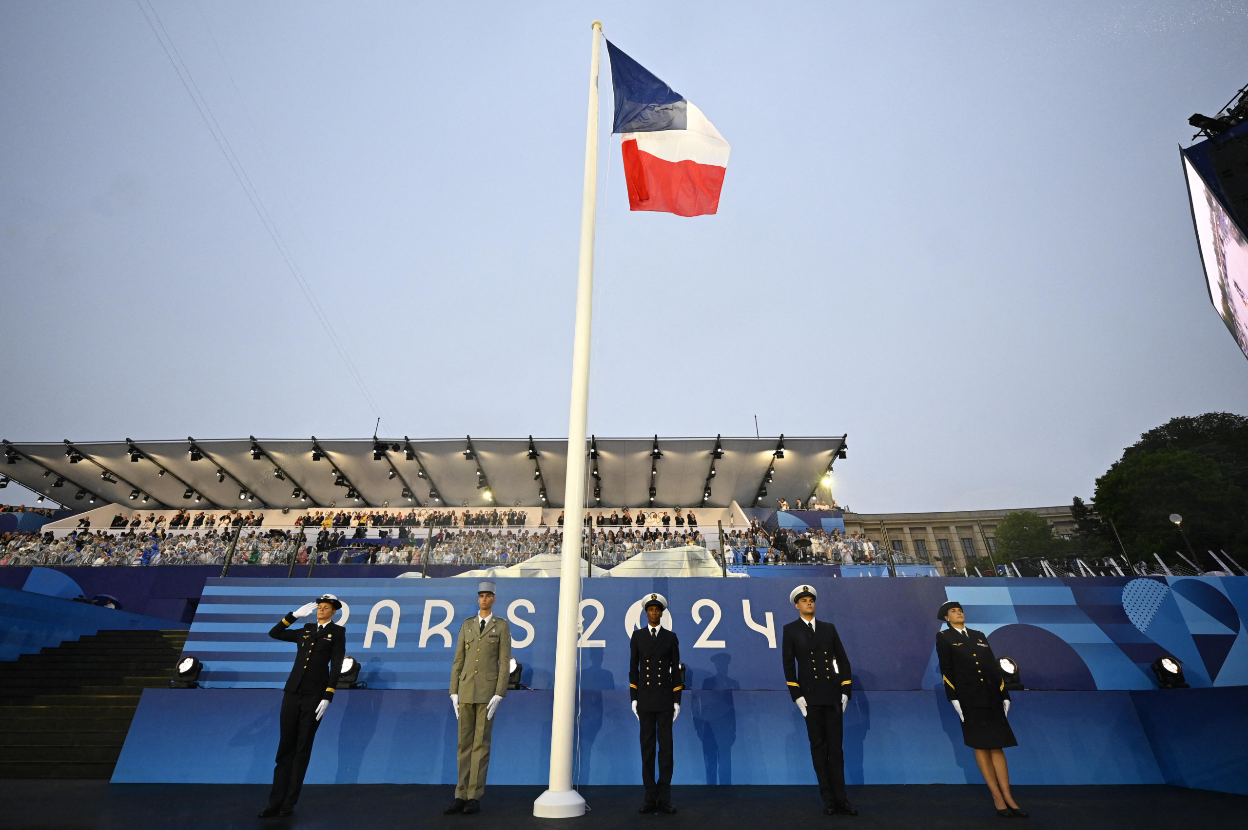 Các sĩ quan quân đội Pháp đứng trang nghiêm sau khi thượng cờ quốc kỳ Pháp trong buổi lễ khai mạc Thế vận hội Paris 2024 tại Paris, hôm 26/07/2024. (Ảnh: Loic Venance/Pool/AFP qua Getty Images)
