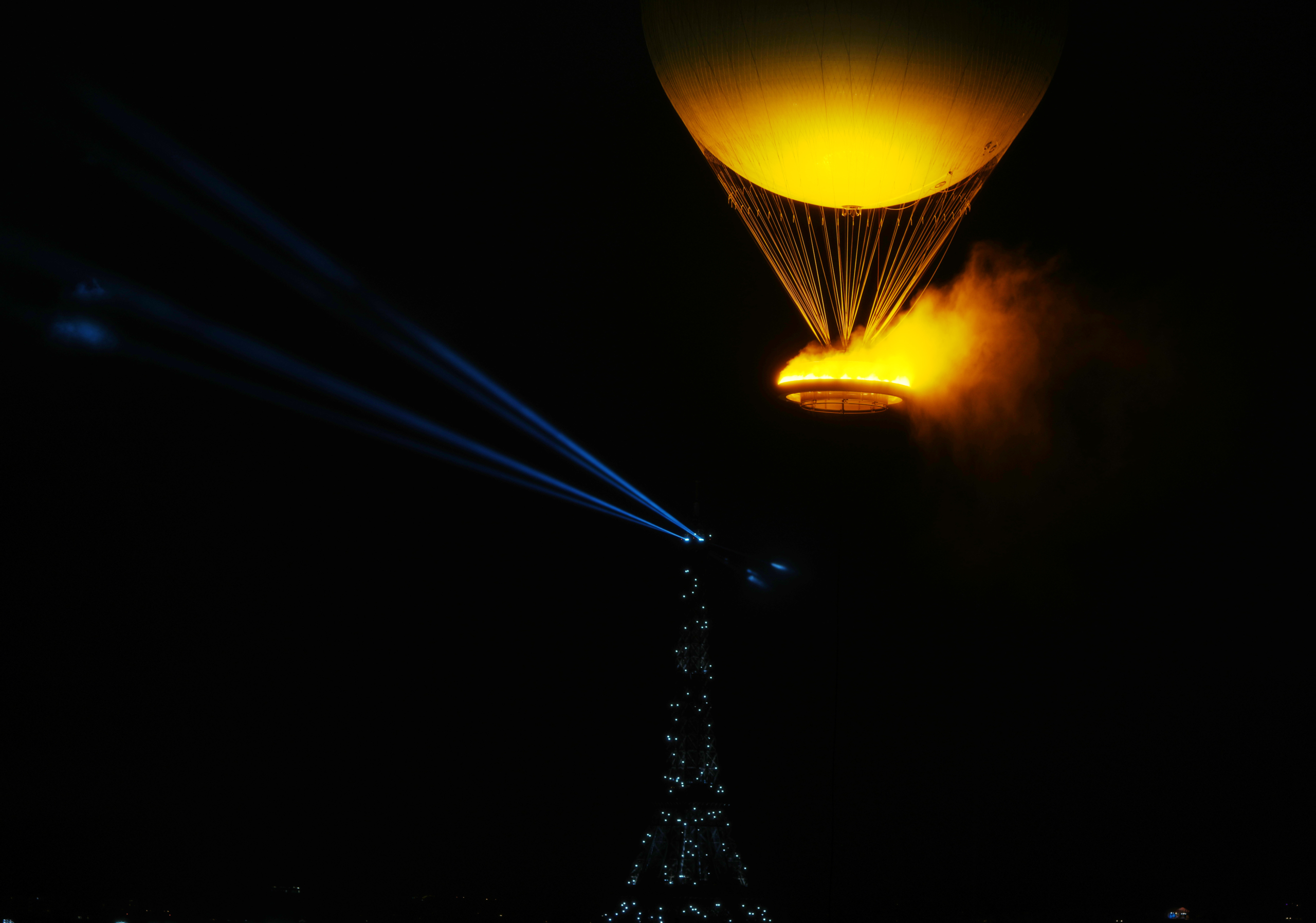 Khinh khí cầu mang theo chiếc vạc Olympic trên nền Tháp Eiffel trong lễ khai mạc Thế vận hội Olympic 2024 ở Paris, Pháp, hôm 26/07/2024. (Ảnh: Xia Yifang/Pool/Getty Images)