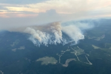 Khói bốc lên bầu trời từ đám cháy rừng Lower Campbell Creek gần thành phố Penticton, tình bang British Columbia, trong bức ảnh phát tay hôm 24/07/2024. (Ảnh: The Canadian Press/HO, Cơ quan Chữa cháy British Columbia)