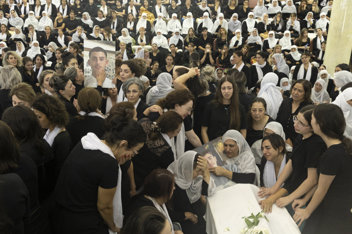 Những người tiễn đưa tham dự lễ tang của 10 nạn nhân trong vụ tấn công bằng hỏa tiễn ngày hôm trước, tại làng Majdal Shams, Israel, hôm 28/07/2024. (Ảnh: Amir Levy/Getty Images)