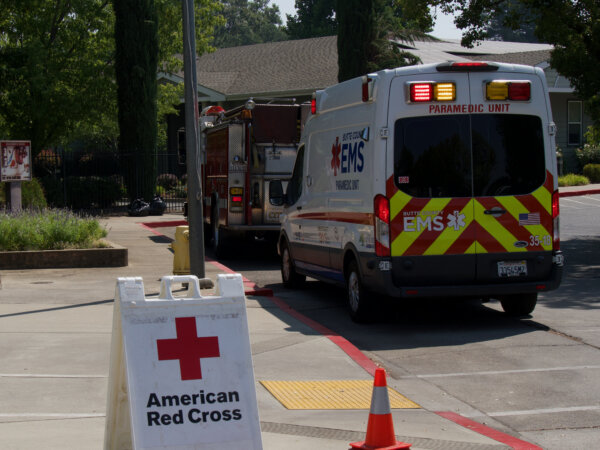 Nhân viên cấp cứu phản ứng trước một biến cố y tế tại trung tâm sơ tán Neighborhood Church dành cho những người phải di dời do đám cháy Công viên ở Chico, California, hôm 29/07/2024. (Ảnh: Travis Gillmore/The Epoch Times)