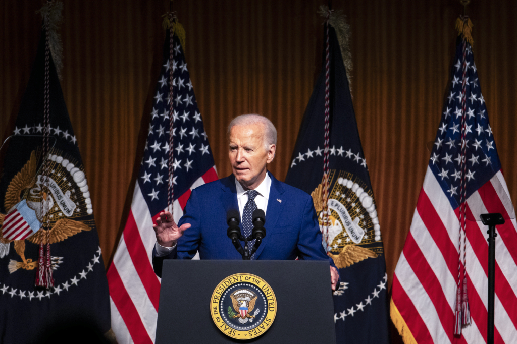 Tổng thống Joe Biden nói chuyện với những người tham dự trong lễ kỷ niệm 60 năm Đạo luật Dân quyền tại Thư viện Tổng thống Lyndon Baines Johnson ở Austin, Texas, hôm 29/07/2024. (Ảnh: Brandon Bell/Getty Images)