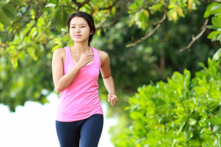 Các bài tập nhịp nhàng như đi bộ nhanh, tản bộ, v.v. là những cách tự nhiên tuyệt vời để tăng serotonin và giảm căng thẳng. (Ảnh: Shutterstock)