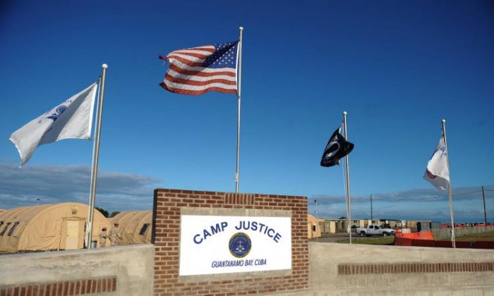Một hình ảnh do quân đội Hoa Kỳ công bố vào ngày 16/07/2009, cho thấy một tấm biển ‘Camp Justice’ gần phòng xử án an ninh cao ở Vịnh Guantanamo, Cuba, nơi diễn ra phiên tòa sơ thẩm xét xử ông Khalid Sheikh Mohammed và bốn đồng bị cáo, bị buộc tội về các cuộc tấn công ngày 11/09. (Ảnh: Mandel Ngan-Pool/Getty Images)
