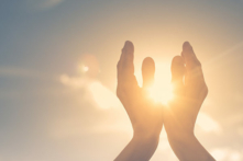 Nếu chúng ta chỉ tin vào kinh độ và vĩ độ của mọi sự vật thông qua những gì mà con mắt chúng ta nhìn thấy, thì khi đó thế giới được thêu dệt nên nhất định chỉ là kết quả của một góc vấn đề. (Ảnh: Shutterstock)