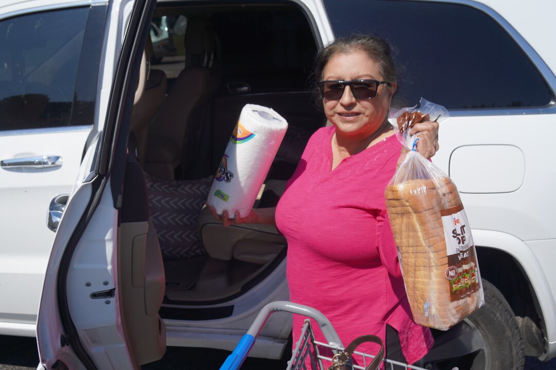 Bà Josephine, một người đã về hưu ở Port Huron, Michigan đến ngân hàng thực phẩm hôm 26/07/2024 để có thể trang trải cuộc sống. (Ảnh: Steven Kovac/Epoch Times)